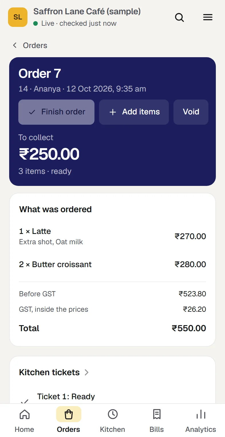 Order 7 at the sample café: ₹550.00 in all, ₹300.00 taken in cash with ₹200.00 change given, and the ₹250.00 left to pay about to be recorded as UPI. At phone width.