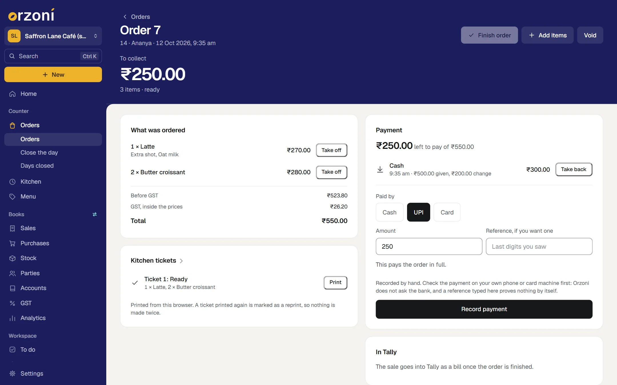 Order 7 at the sample café: ₹550.00 in all, ₹300.00 taken in cash with ₹200.00 change given, and the ₹250.00 left to pay about to be recorded as UPI.